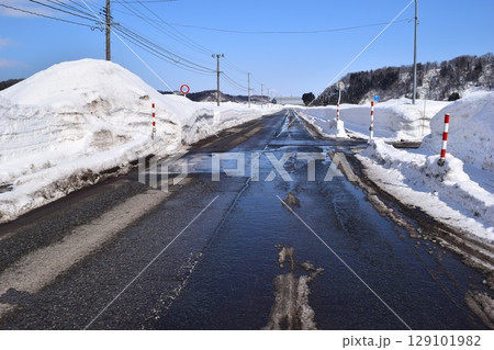 豪雪地方の道路 山形県 129101982