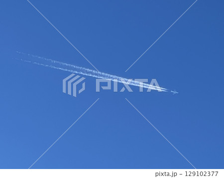 空と飛行機 129102377