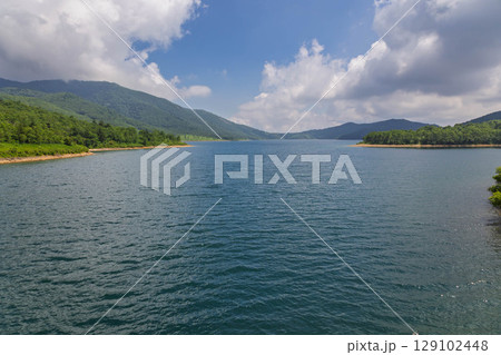 野反ダムより眺める盛夏の野反湖 129102448
