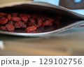 パックに入ったクコの身 129102756