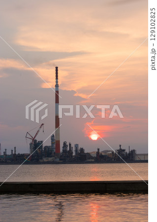 工場と夕日（大分県大分市） 129102825