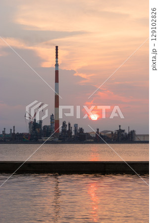 工場と夕日（大分県大分市） 129102826