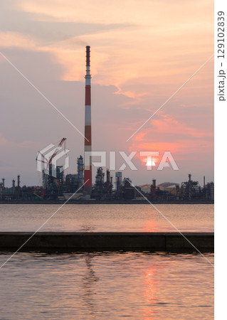 工場と夕日(大分県大分市) 工場と夕日(大分県大分市) 129102839