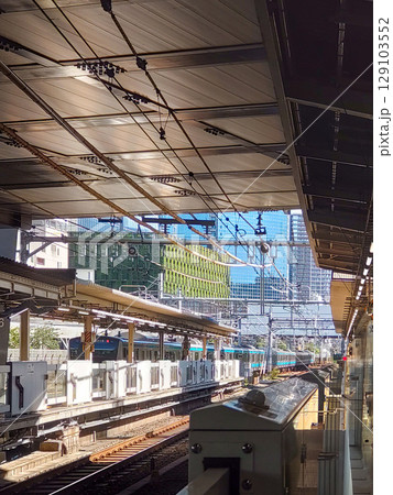 浜松町の駅に到着する京浜東北線とホームの風景 129103552