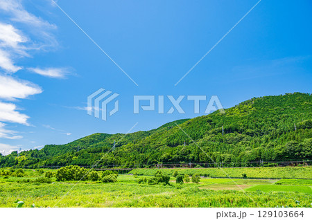 大谷山の麓を通る湖西線　滋賀県高島市マキノ町 129103664