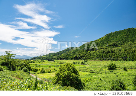 大谷山の麓を通る湖西線　滋賀県高島市マキノ町 129103669