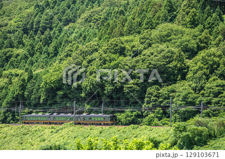湖西線を行くJR西日本観光列車 はなあかり 滋賀県高島市マキノ町 湖西線を行くJR西日本観光列車 はなあかり 滋賀県高島市マキノ町 129103671