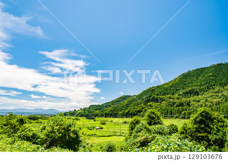 マキノ町の田園風景　滋賀県高島市 129103676