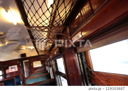レトロな内装の国鉄オハ35系旧型客車の内装(大井川鉄道保存車両) 129103687