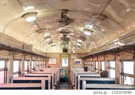 近代的な内装の国鉄オハ47系旧型客車の内装(大井川鉄道保存車両) 近代的な内装の国鉄オハ47系旧型客車の内装(大井川鉄道保存車両) 129103690