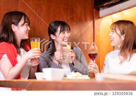 女子会 色々な飲み物で乾杯する女性 女子会 色々な飲み物で乾杯する女性 129103816