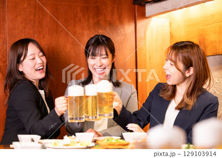 女子会　ビールで乾杯する女性 129103914