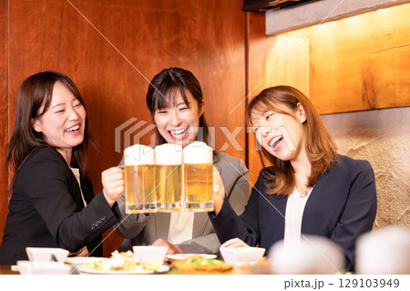 女子会　ビールで乾杯する女性 129103949