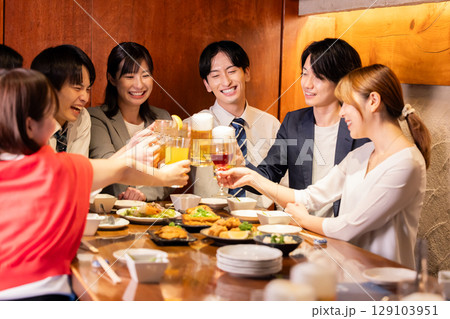 飲み会　色々な飲み物で乾杯している男女 129103951
