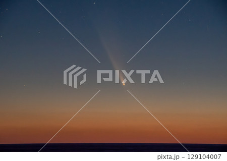 オレンジ色の水平線と紫金山・アトラス彗星 129104007