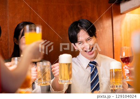 飲み会　色々な飲み物で乾杯している男女 129104024