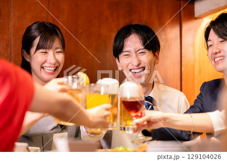 飲み会 色々な飲み物で乾杯している男女 飲み会 色々な飲み物で乾杯している男女 129104026