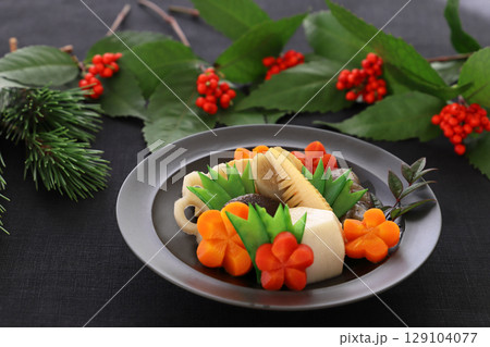 おせち料理　お煮しめ　炊き合わせ 129104077