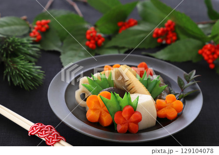 おせち料理　お煮しめ　炊き合わせ 129104078