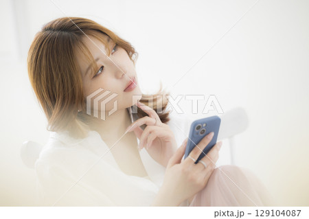 スマホを使う女性 スマホを使う女性 129104087