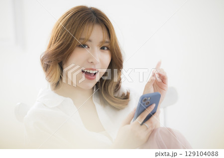 スマホを使う女性 スマホを使う女性 129104088
