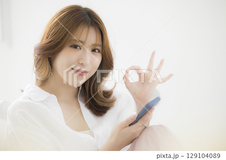 スマホを使う女性 スマホを使う女性 129104089