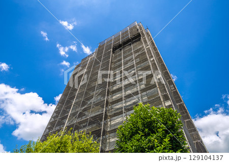 日本の横浜都市景観 夏空…マンションの補修や点検等、足場や防護ネットなど。衛星アンテナが…＝31日 129104137