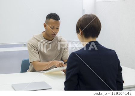 打ち合わせをする外国人男性とビジネスウーマン 129104145