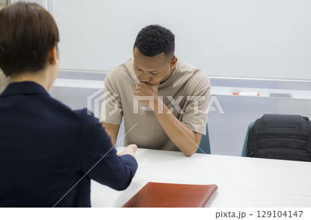 打ち合わせをする外国人男性とビジネスウーマン 129104147