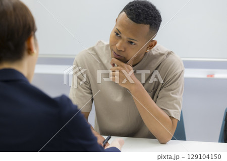 打ち合わせをする外国人男性とビジネスウーマン 打ち合わせをする外国人男性とビジネスウーマン 129104150