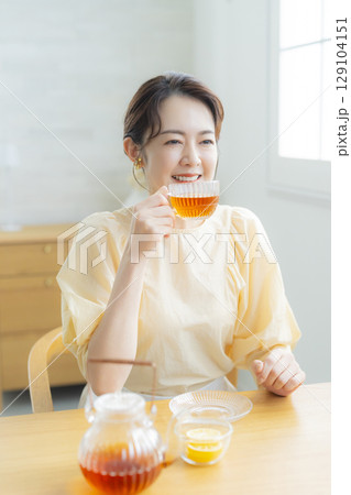 紅茶を飲むミドル女性 紅茶を飲むミドル女性 129104151