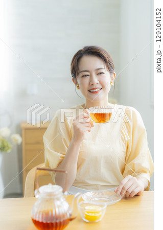 紅茶を飲むミドル女性 129104152