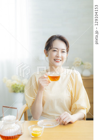 紅茶を飲むミドル女性 129104153