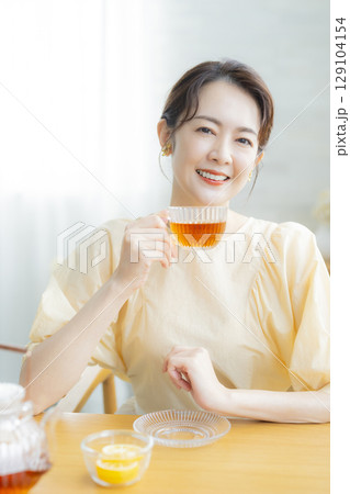 紅茶を飲むミドル女性 129104154