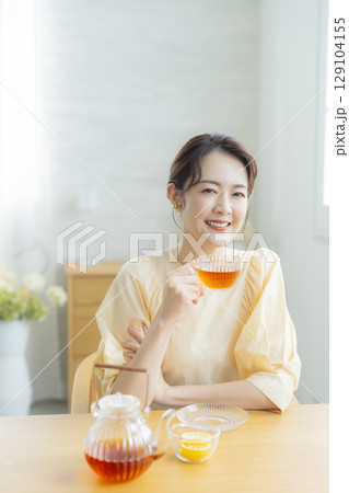 紅茶を飲むミドル女性 129104155