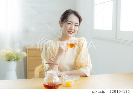 紅茶を飲むミドル女性 129104156