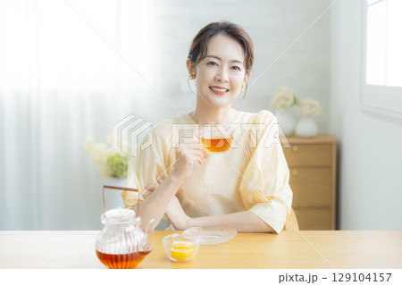 紅茶を飲むミドル女性 129104157