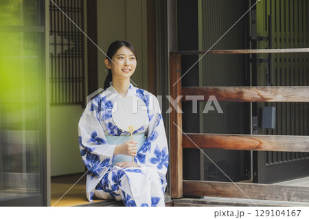 縁側に座る浴衣の女性 129104167