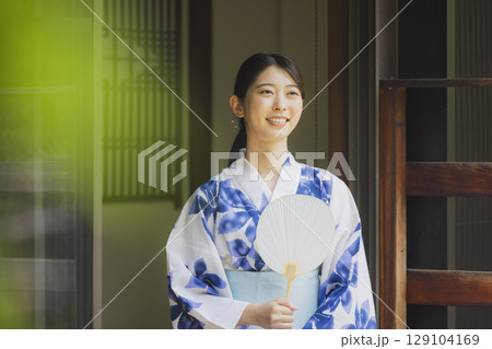 縁側に座る浴衣の女性 129104169