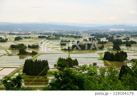 円万寺観音山から見える居久根（いぐね）のある風景 129104179