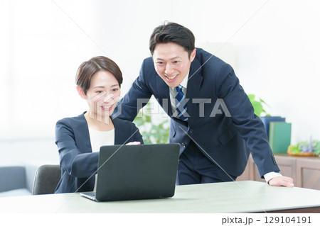オフィスでパソコンを使うビジネスパーソン 129104191