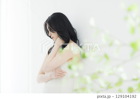 若い女性のビューティーイメージ  129104192