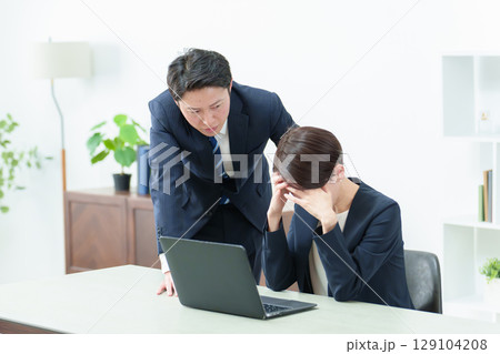 パソコンの前で頭を抱えるビジネスウーマン 129104208