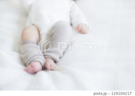 ベッドに寝転ぶ赤ちゃん ベッドに寝転ぶ赤ちゃん 129104217