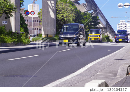都市部の道路を走る車と交通風景 129104337