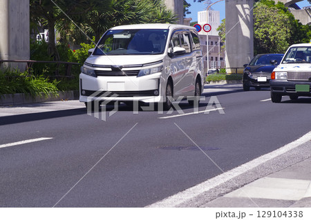 都市部の道路を走る車と交通風景 都市部の道路を走る車と交通風景 129104338