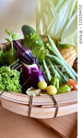 【野菜】竹ざるに盛られた夏野菜|自然光・無農薬イメージ 【野菜】竹ざるに盛られた夏野菜|自然光・無農薬イメージ 129104450