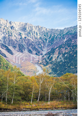 「長野県」秋の美しい上高地の風景 129104545