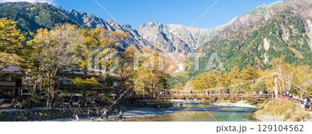 「長野県」秋の美しい上高地の風景 129104562