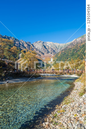 「長野県」秋の美しい上高地の風景 129104564